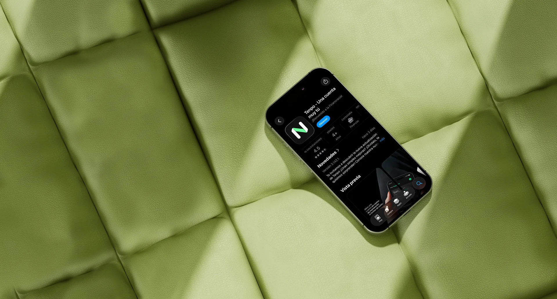 Celular sobre tela verde mostrando la app Tenpo en la App Store