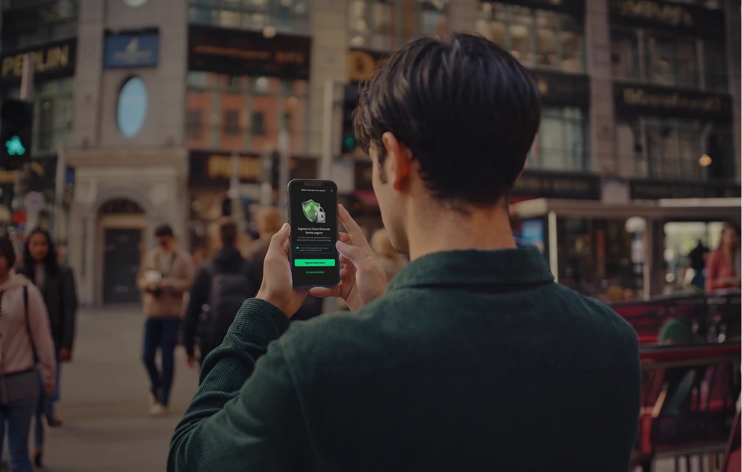 Persona revisando la pantalla de seguridad de su teléfono en la calle