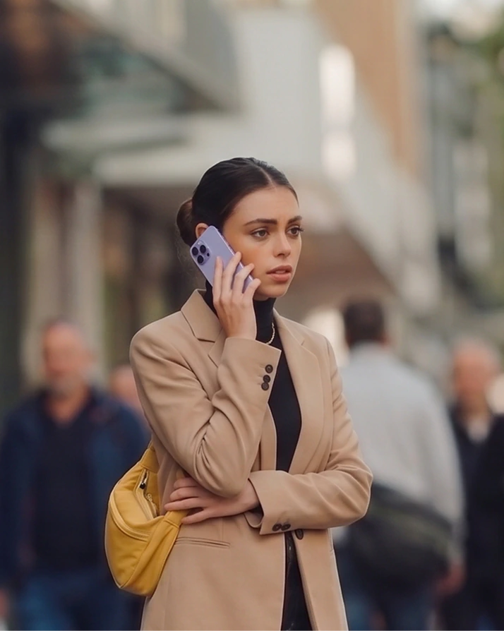 Mujer en la calle hablando por teléfono