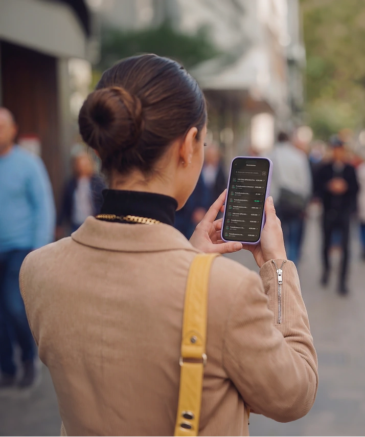 Persona revisando movimientos en su teléfono