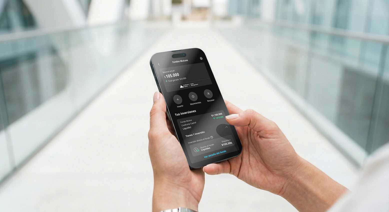 Manos sosteniendo un celular con la pantalla de Fondos Mutuos en la App Tenpo