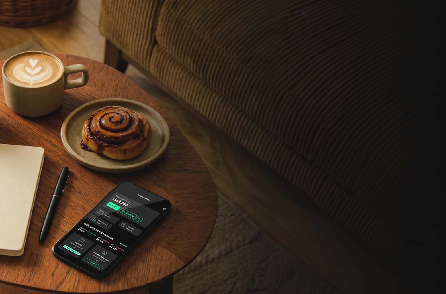 Celular sobre una mesa con la App Tenpo abierta en Inversiones